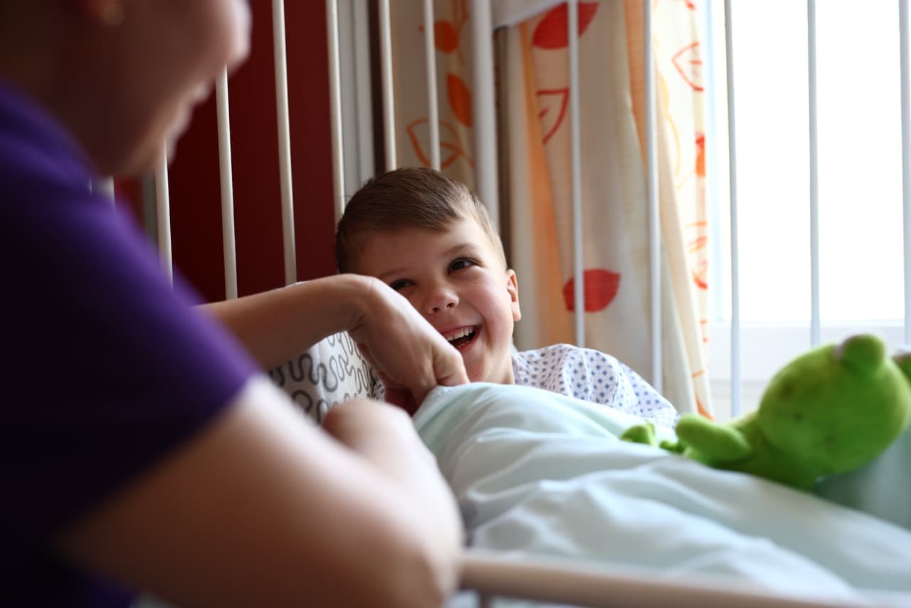 Mosolygó kisfiú a Bethesda Gyermekkórház kórtermében