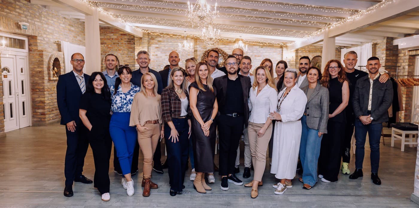 Az Academy és a szervezők csapata egy közös fotón
