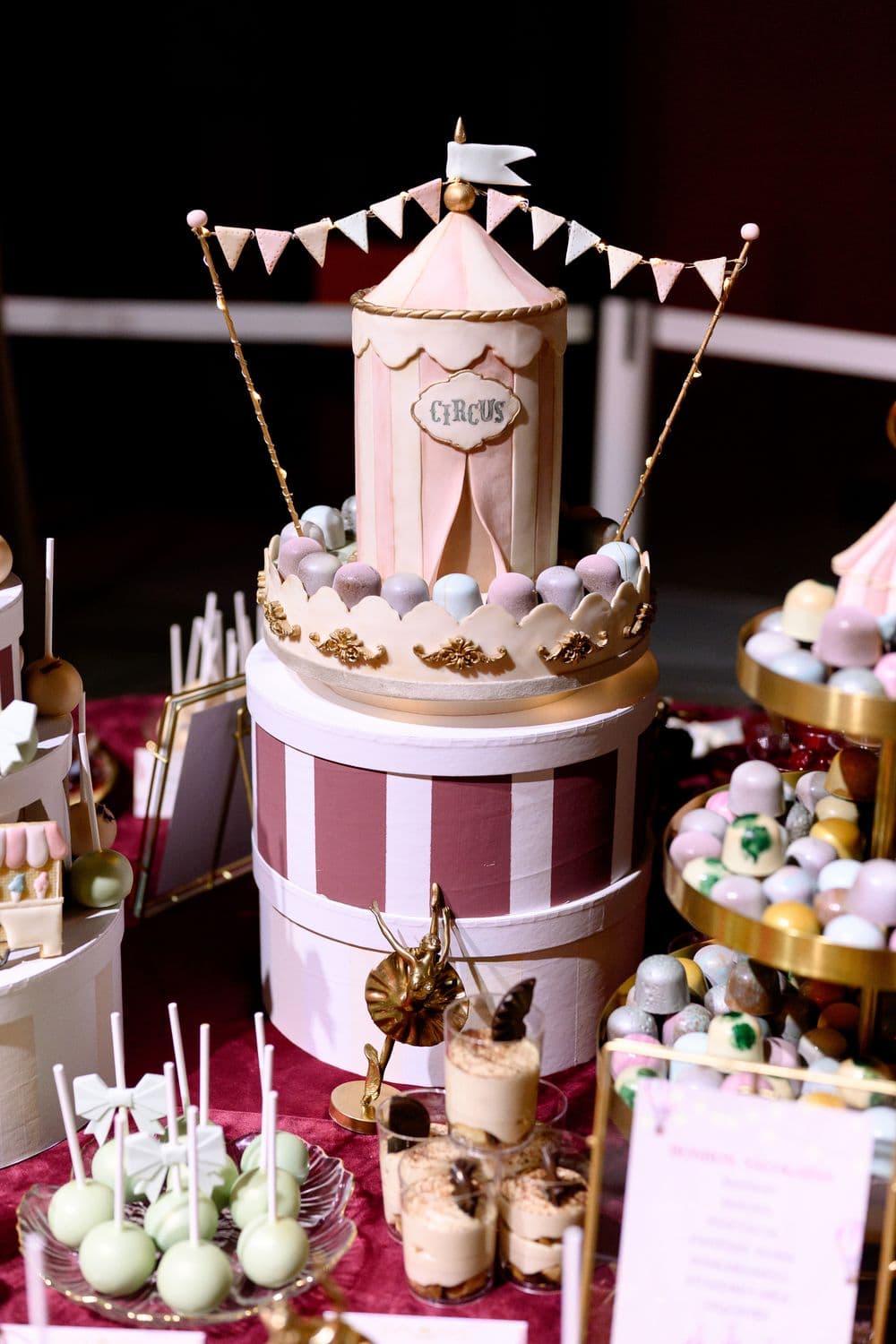 Cirkusz-sátor formájú édességtorony macaronokkal és cake popokkal