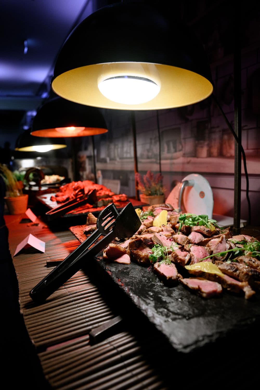 Szeletelt húsok és büféfogások independens lámpák alatt